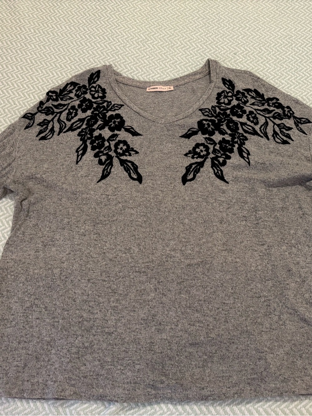 Gray Floral Applique Crewneck Sweatshirt